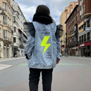 cazadora-vaquera-soy-rebelde-amarilla-joyeria-acebo-diecisiete-by-sara