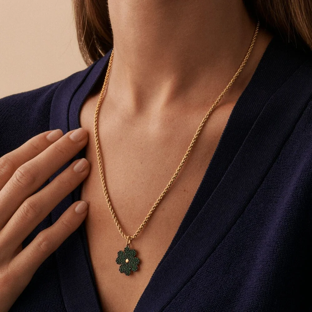 02880033-658-TU-colgante-trebol-piedra-verde-agatha-paris-joyeria-acebo-modelo