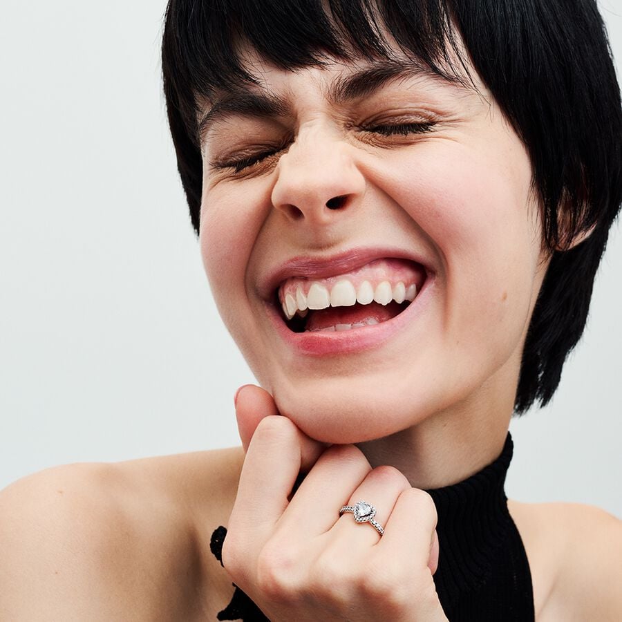 198421C01-anillo-plata-corazón-elevado-circonitas-pandora-joyeria-acebo