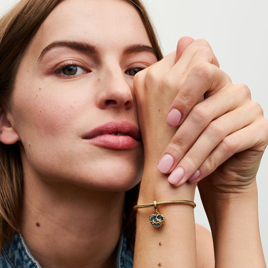 763072C01-charm-colgante-doble-carroza-dorada-14k-corazón-ceniciente-disney-joyeria-acebo-2