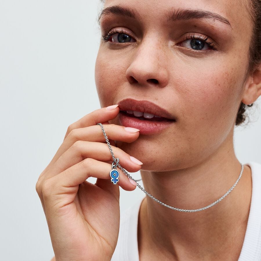 793181C01-charm-plata-esmalte-colgando-simbolo-mujer-pandora-joyeria-acebo-imagen