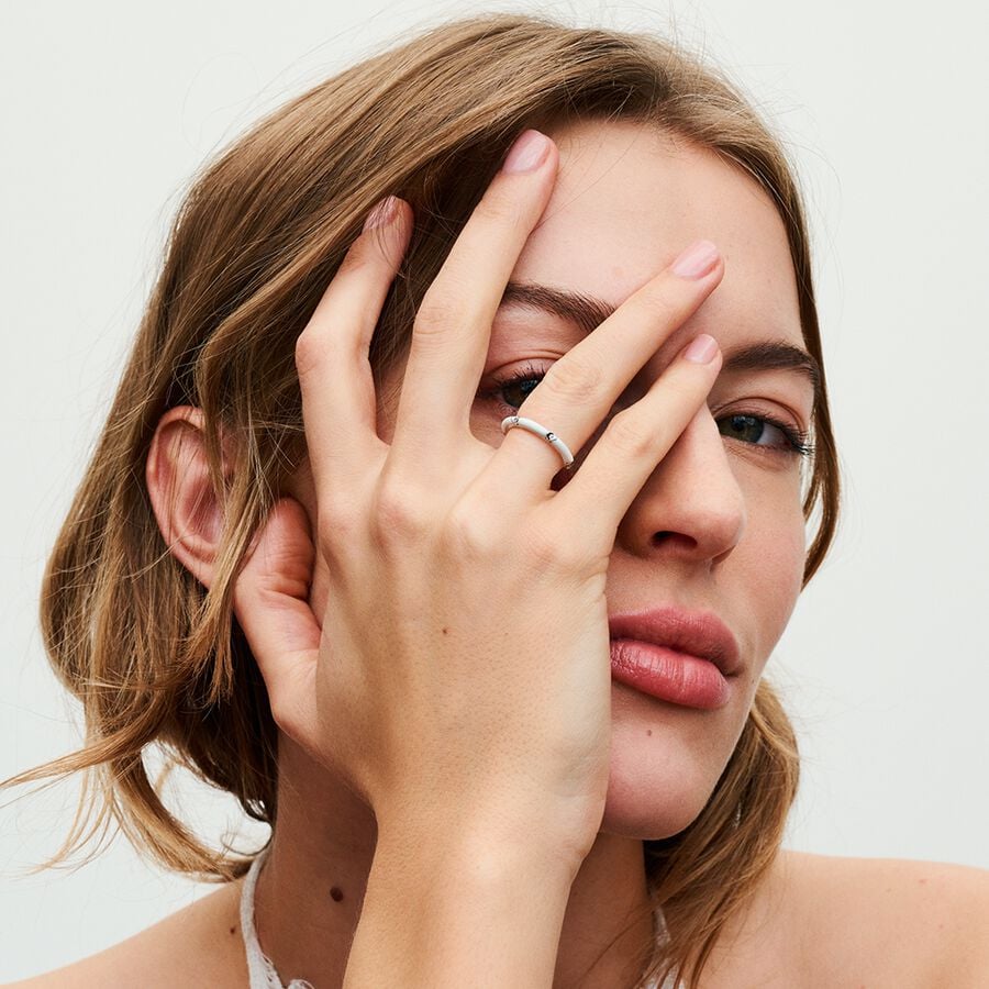 193089C01-anillo-plata-gemas-esmalte-blanco-pandora-joyeria-acebo-1