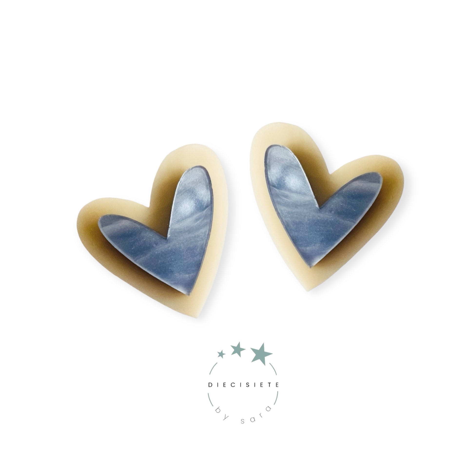pendientes-corazón-doble-dorado-nacar-diecisiete-by-sara-joyeria-acebo