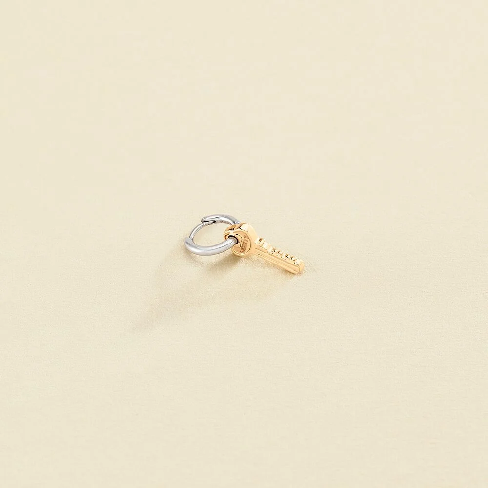 02380569-113-TU_01-piercing-aro-llave-dorada-agatha-paris-joyeria-acebo