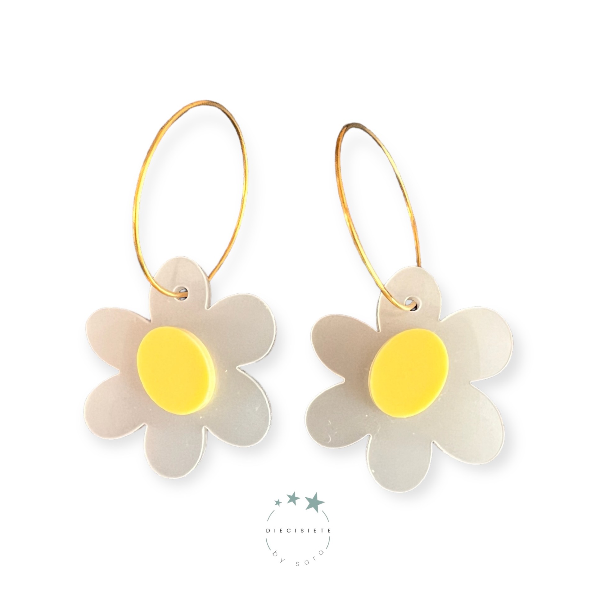 pendientes-aro-dorado-flor-margarita-blanco-amarillo-diecisiete-by-sara-joyeria-acebo