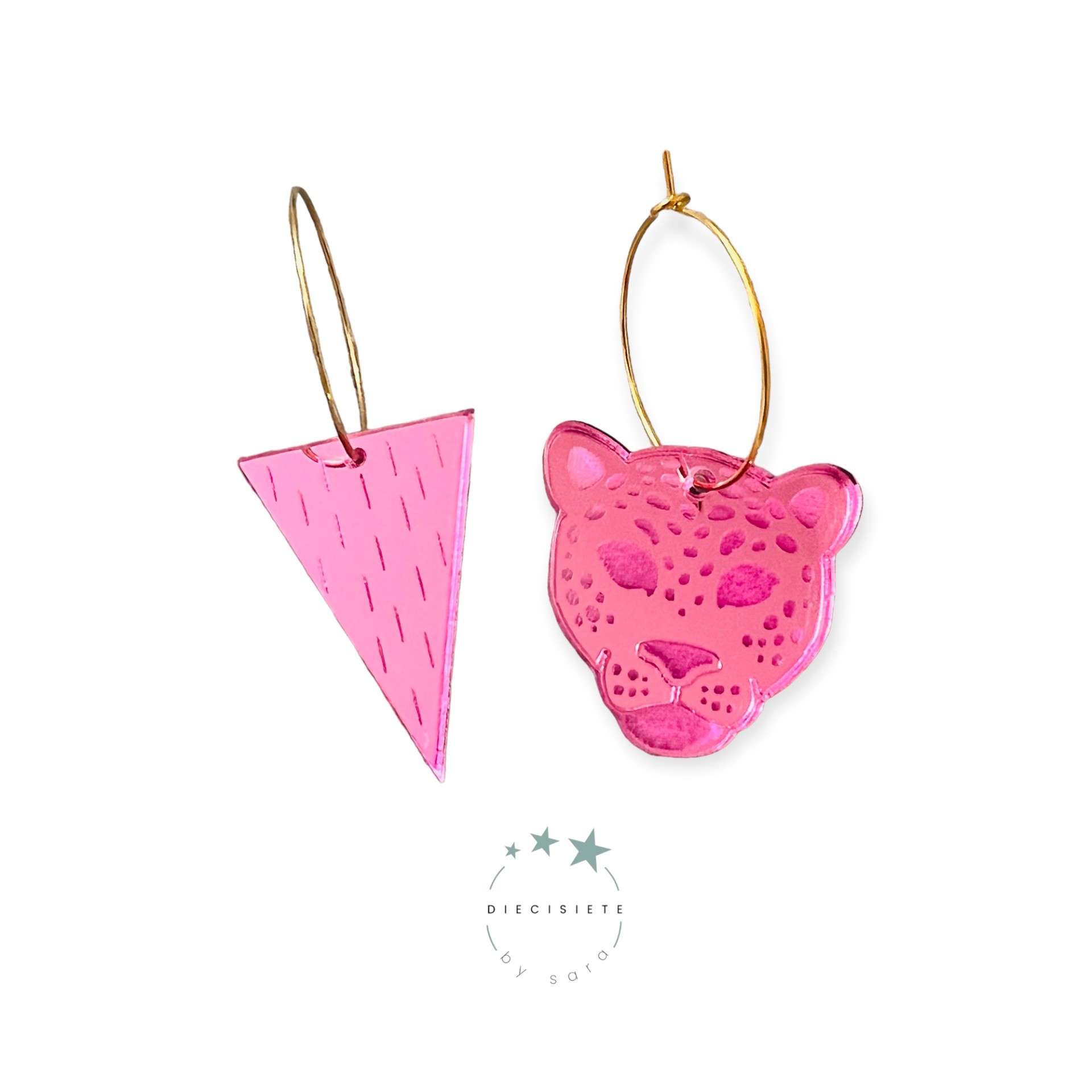 pendientes-aro-dorado-tigre-triangulo-rosa-diecisiete-by-sara-joyeria-acebo