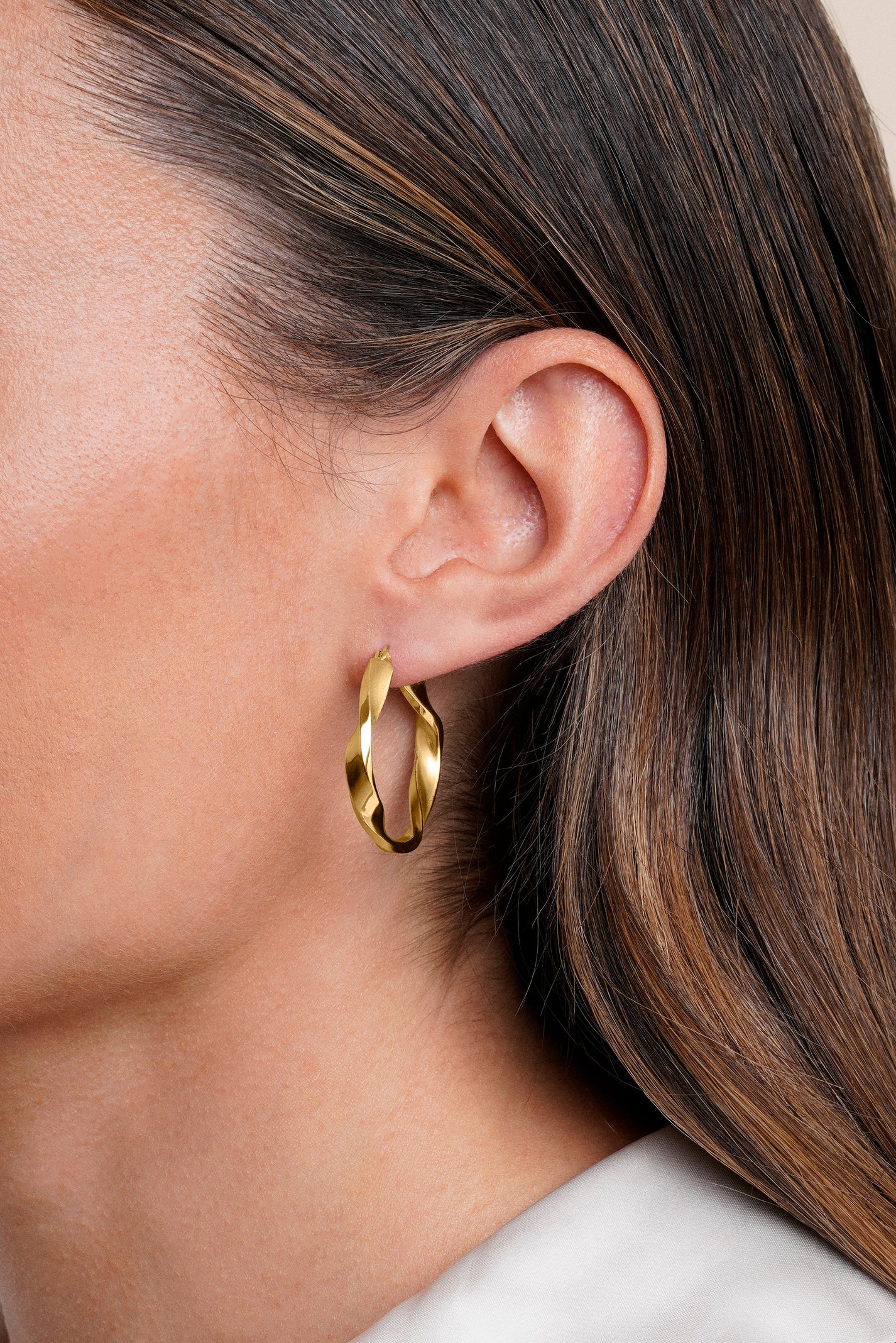 SEA-200-398-UU-pendientes-aro-rizo-plata-dorada-itemporality-modelo