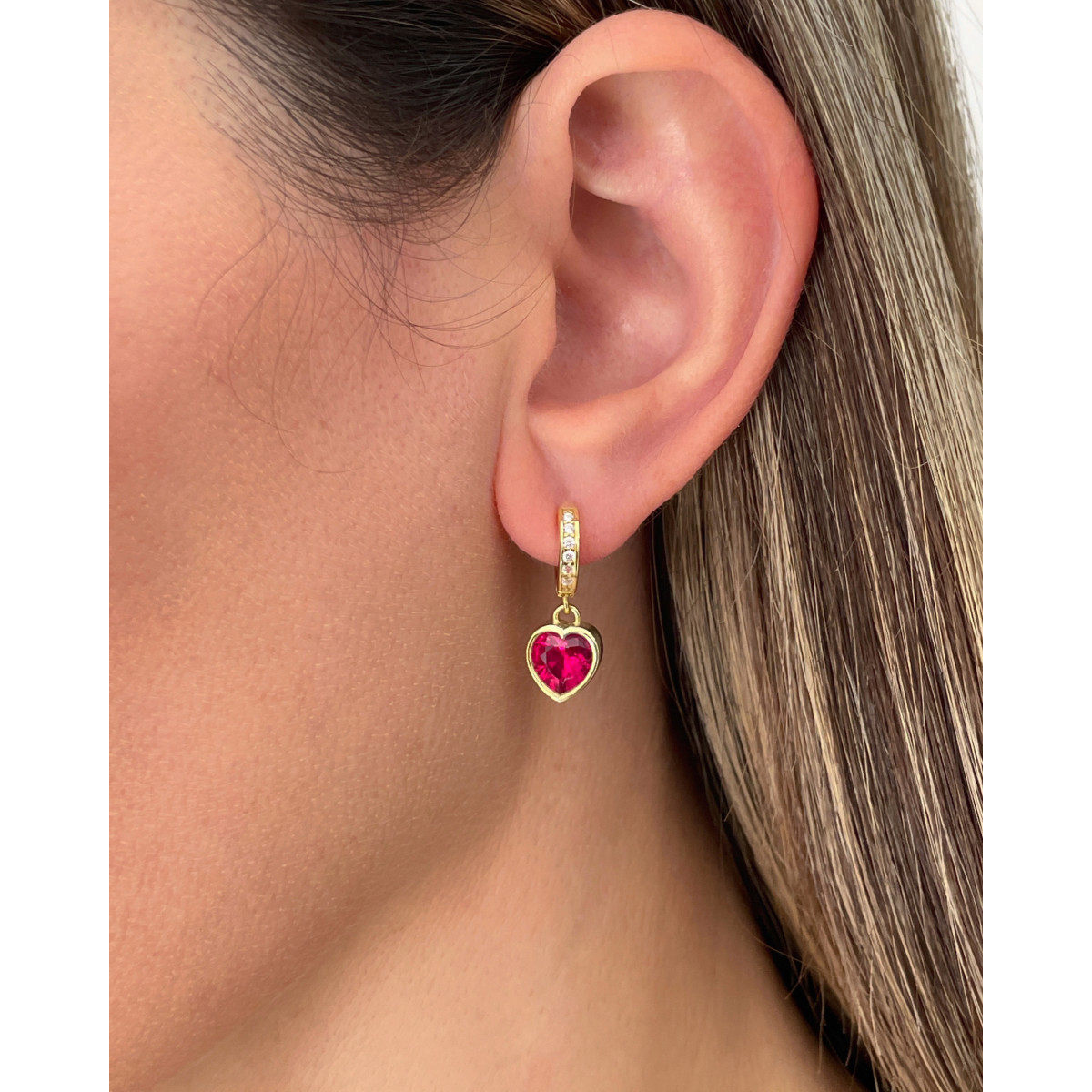 pendientes-plata-dorada-aro-corazon-piedras-rojas-joyeria-acebo